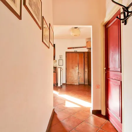 On The Edge Of Town Róma