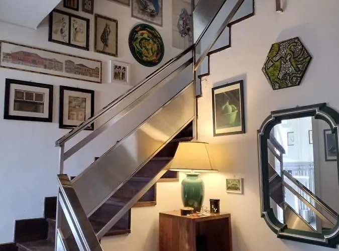 ヴィラ On The Edge Of Town *